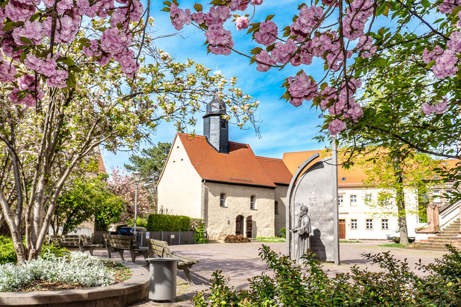 Aufgrund des Braunkohletagebaus wurde die Emmauskirche nach Borna versetzt und steht heute am Martin-Luther-Platz.