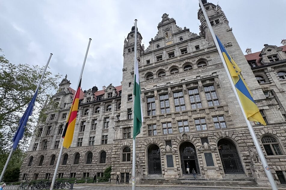 Die Flaggen vor dem Neuen Rathaus wurden auf Halbmast gesetzt.