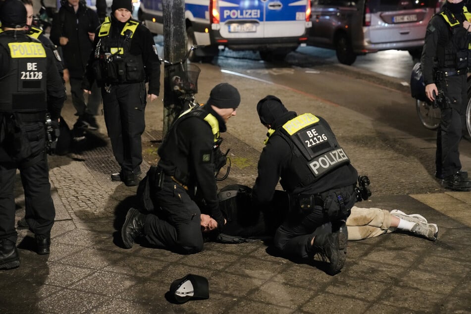 Polizisten nahmen nach der Tat einen Verdächtigen fest.