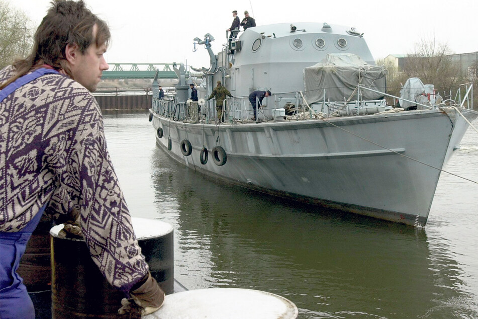 Auf ihrem Weg vom Marinearsenal in Wilhelmshaven nach Dresden stoppte die "Atlantis" im Jahr 2000 in Magdeburg.