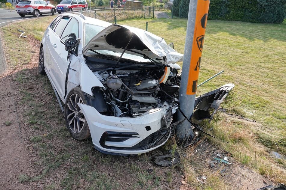 Der VW-Golf krachte gegen ein Verkehrsschild.