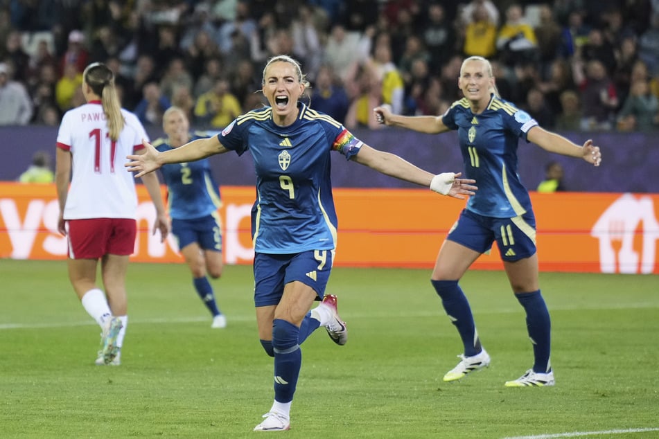 Kosovare Asllani (vorn) freut sich über ihren Treffer zum 2:0.