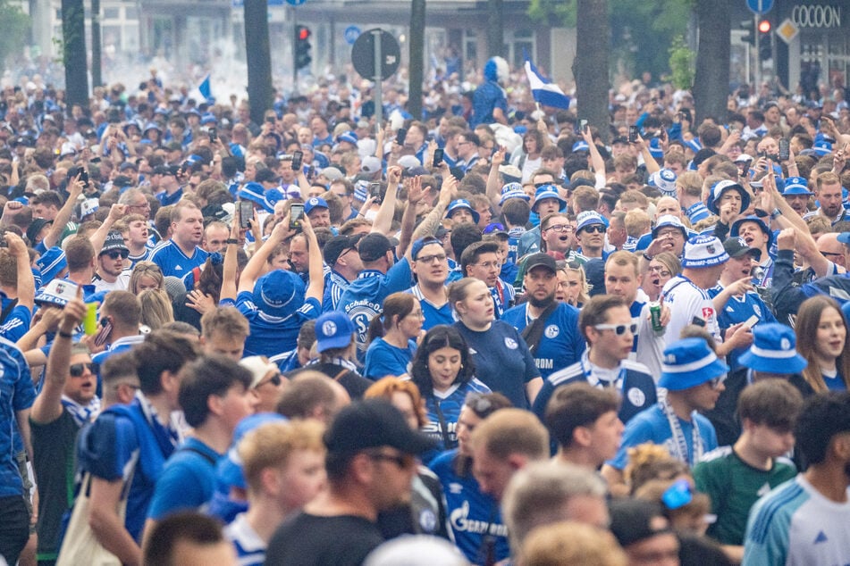 20.000 Schalker Fans nahmen im Vorfeld des Heimspiels gegen Fortuna Düsseldorf an einem Fanmarsch durch Gelsenkirchen teil.