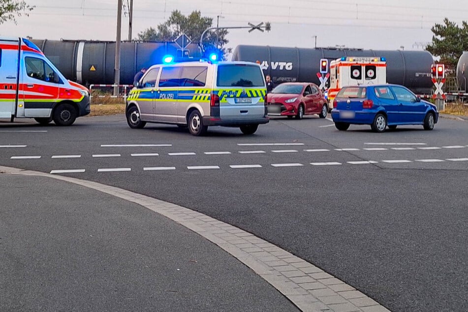 Tödliches Unglück: Mann an Bahnübergang von Zug erfasst