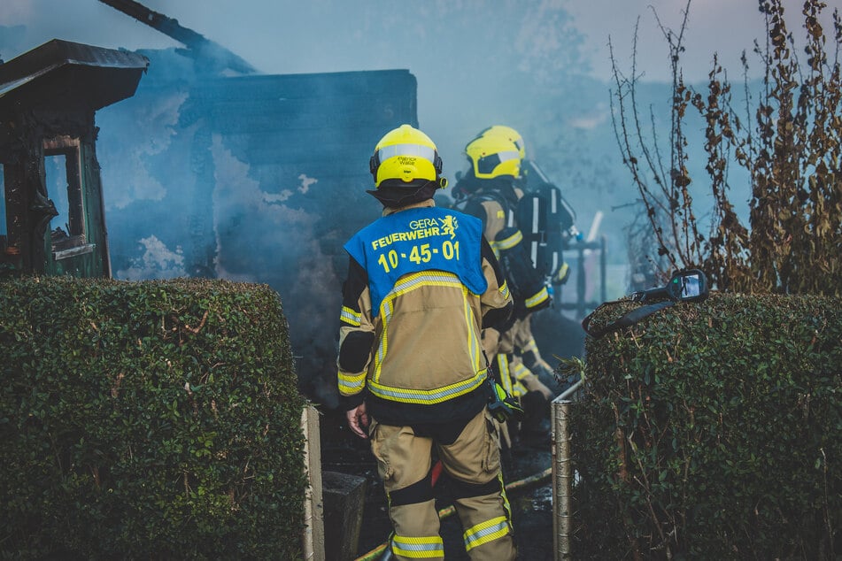 Gartenlaube brennt: Feuerwehr findet Leiche bei Löscharbeiten