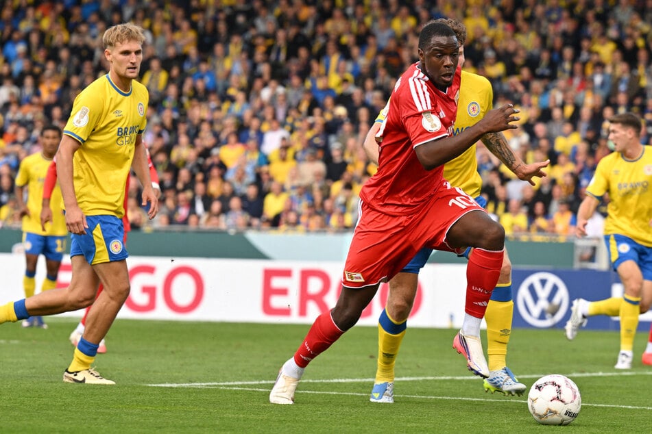 Ilyas Ansah (21, r.) weckt in der Premier League Begehrlichkeiten.