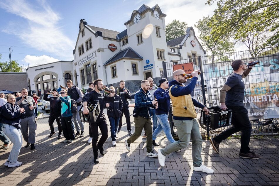 Bei dem Bierkasten-Marathon tragen Fünfer-Teams einen Kasten Bier über den Kaßberg und bringen ihn leer zurück.