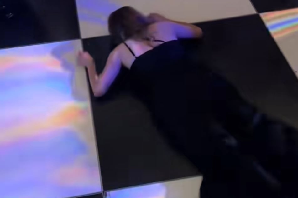 Standbilder helfen an dieser Stelle nicht. Man muss zwingend das Video anschauen, um den optischen Gag zu verstehen.
