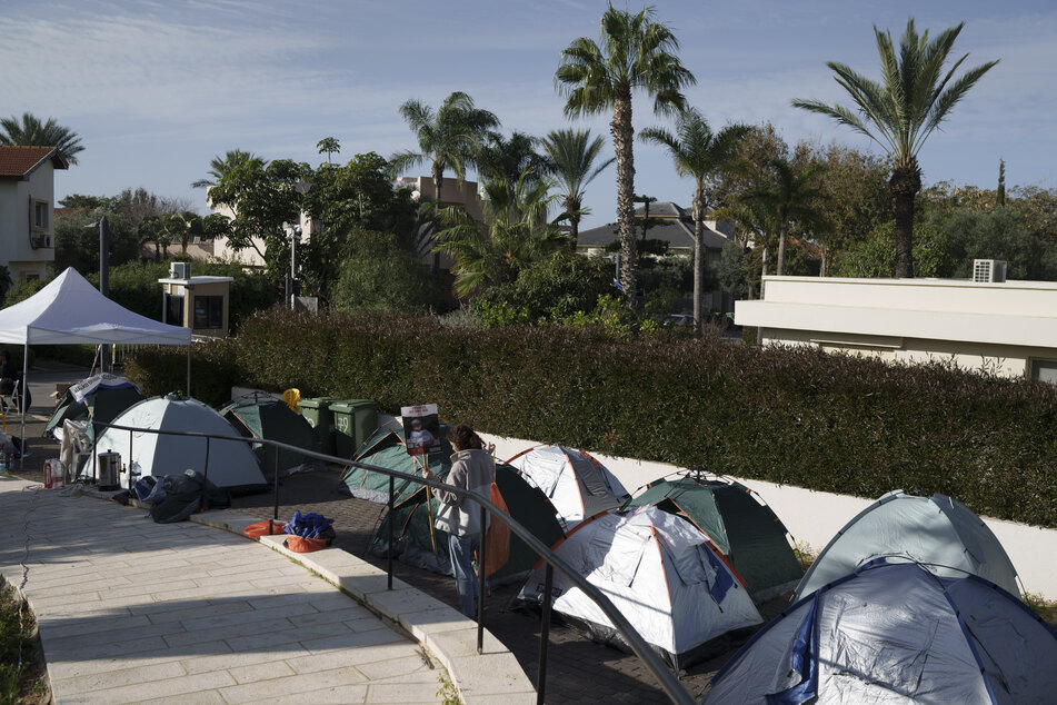 Mit Zelten kampierten die Demonstranten vor Netanjahus Wohnhaus.