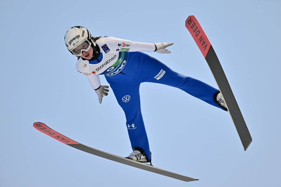 Tina Erzar (17) gilt als eines der hoffnungsvollsten Talente des Skispringens, doch nun wird die Slowenin durch eine Knochenzyste im Nacken ausgebremst.