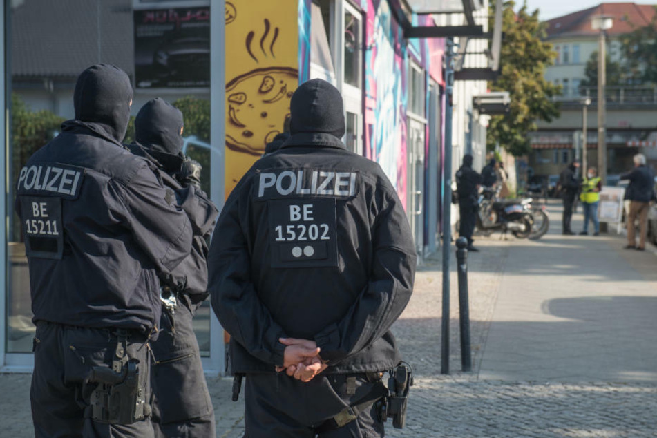 Polizeibeamte und Mitarbeiter der Steuerfahndung sind im Rahmen einer Durchsuchung in einem Geschäftshaus im Bezirk Treptow im Einsatz.