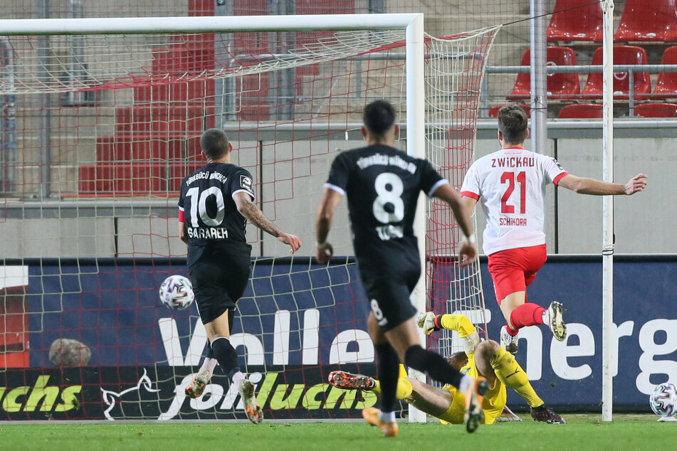 Bitter! Sercan Sararer (Türkgücü München) trifft zum 0:1 gegen FSV-Torhüter Johannes Brinkies.