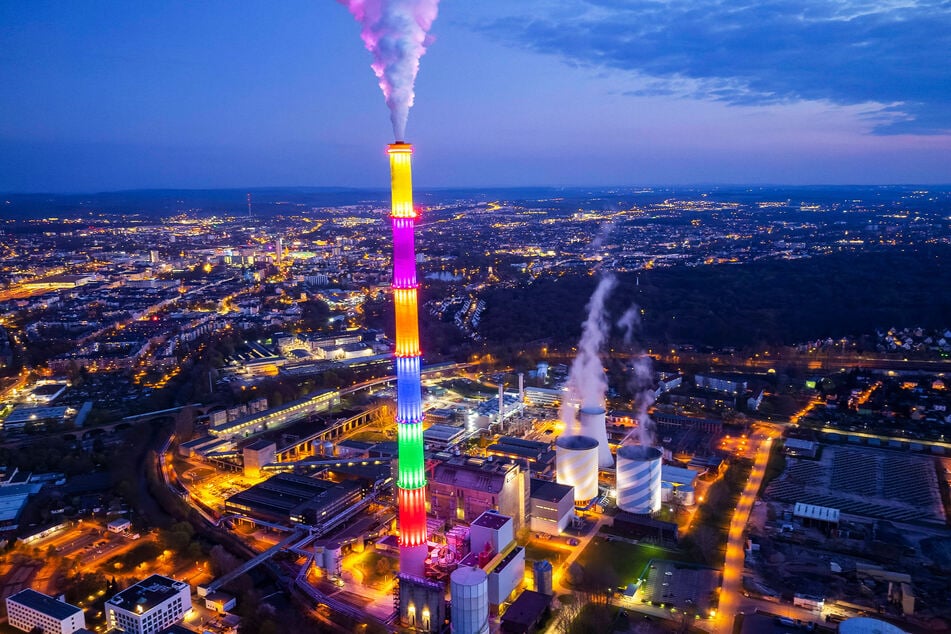 Leuchtturm mit Risiken: Eins Energie will das Chemnitzer Heizkraftwerk Nord mit seinem gigantischen Schlot ausgerechnet jetzt auf Erdgas umrüsten. Das könnte durch die aktuelle Krise zum Problem werden.