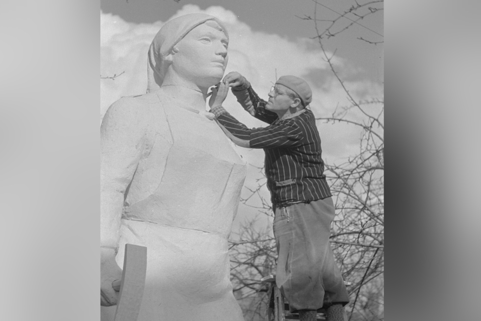 Bildhauer Walter Reinhold (1898-1982) arbeitet am ersten Modell der Trümmerfrau von 1952.