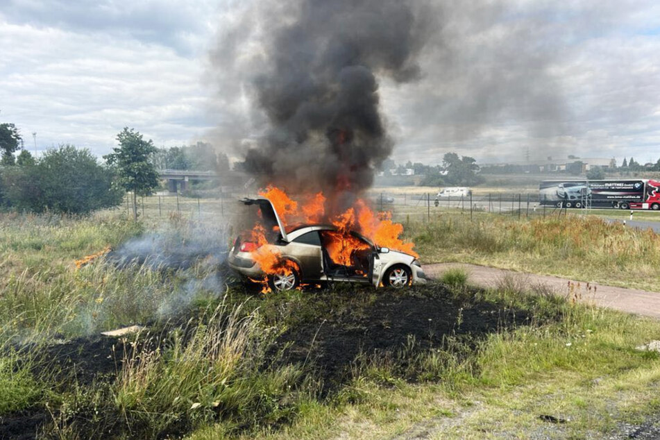 Der Renault eines Mannes ging am Freitag während der Fahrt plötzlich in Flammen auf.