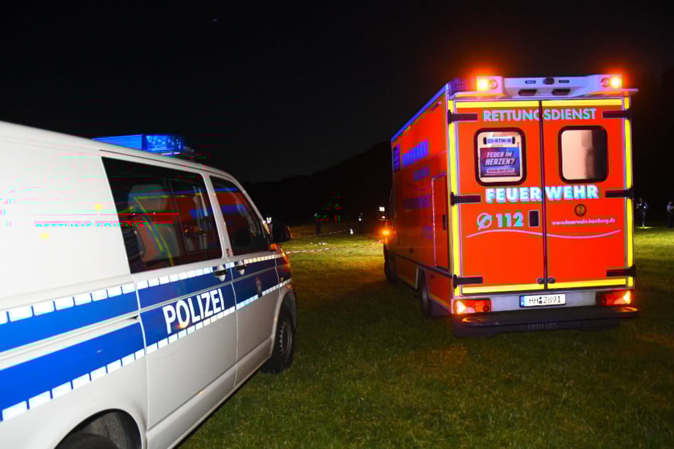 Ein 17-Jähriger wurde am Samstagabend bei einer Schlägerei im Hamburger Stadtpark niedergestochen.