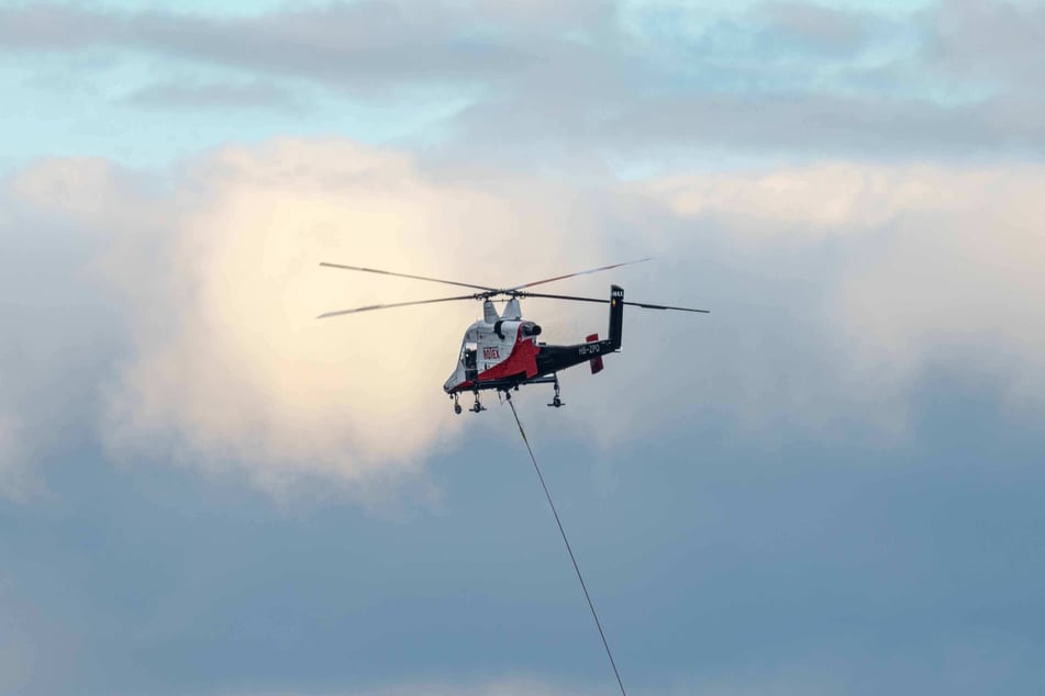 Ein Spezialhubschrauber unterstützt Baumfällarbeiten in der Sächsischen Schweiz.
