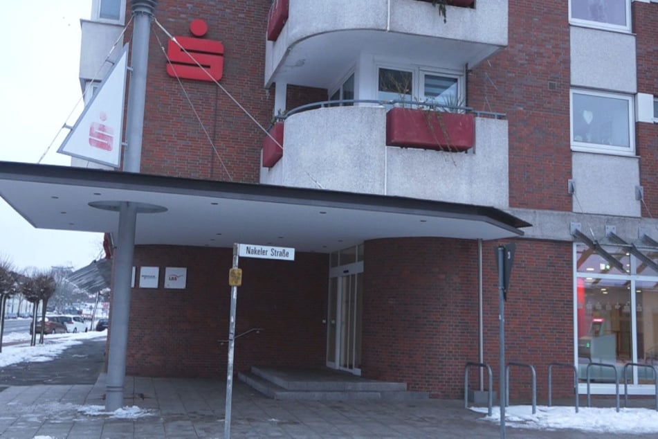 Die Diebe brachen mehrere Schließfächer auf, ehe sie in unbekannte Richtung flüchteten.