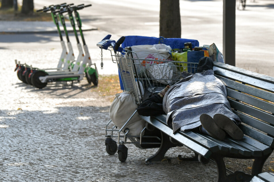 Ein Obdachloser schläft auf einer Bank auf dem Boulevard Unter den Linden. (Symbolbild)