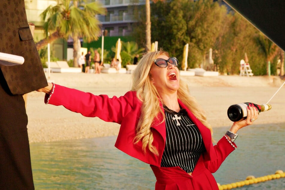 Wird die Kult-Blondine die Champagnerflasche zur Einweihung auch richtig gegen das Boot schmettern?