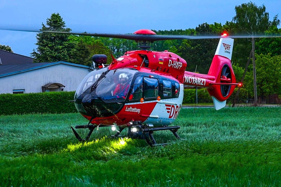 Der 16-Jährige wurde mit einem Rettungshubschrauber in eine Berliner Klinik geflogen.