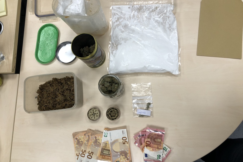 Amphetamin, Cannabis, Bargeld: Was die Polizei in der Wohnung der 58-Jährigen fand, wird sie eine hohe Strafe kosten.