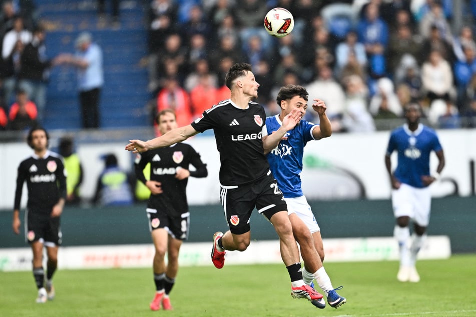 Kapitän Axel Borgmann (l.) muss zu Beginn der zweiten Hälfte verletzt raus, ab da kippt das Spiel gänzlich.