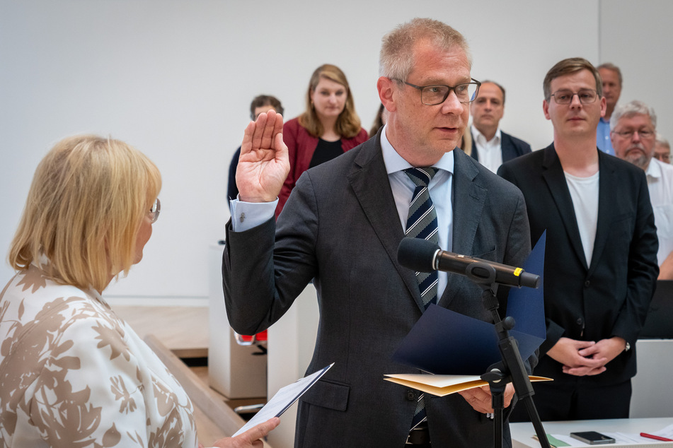 Andreas Büttner (50, Die Linke) wird nach seiner Wahl zum Antisemitismus-Beauftragten im Brandenburger Landtag vereidigt.