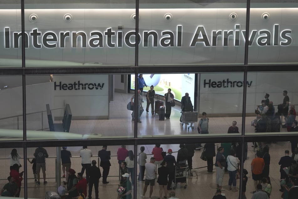 Nach Gefahrgut-Vorfall an Londoner Flughafen: Polizei nimmt Mann (57) fest