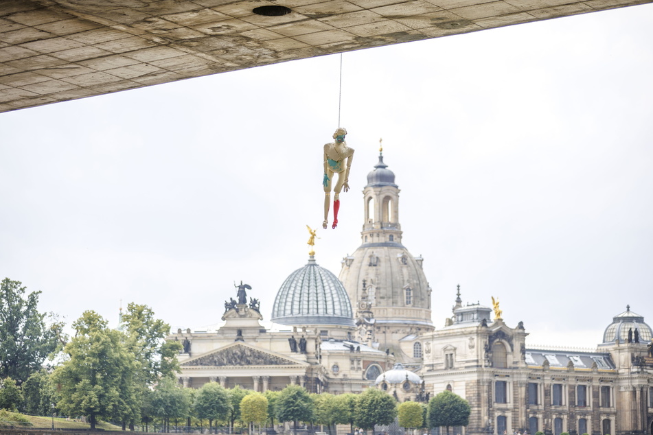 Dieser Anblick vor traumhafter Stadtkulisse provoziert: Die Fürsten-Stoffpuppe hängt von der Carolabrücke.