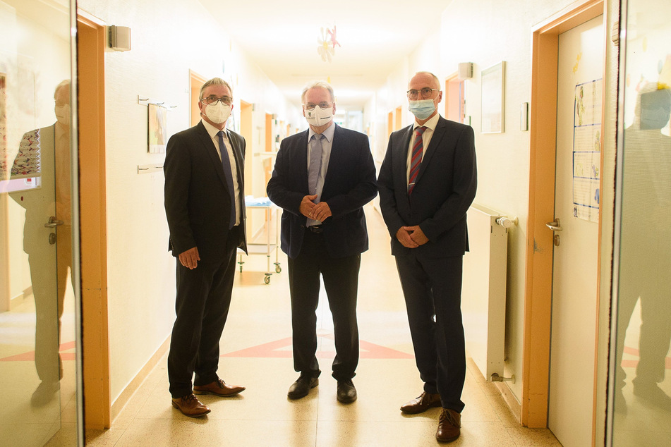 Michael Ziche (Landrat des Altmarkkreises Salzwedel), Reiner Haseloff (Ministerpräsident des Landes Sachsen-Anhalt) und Michael Schoof (Medizinischer Geschäftsführer und Ärztlicher Direktor des Altmark-Klinikums) besuchten die Kinderklinik.