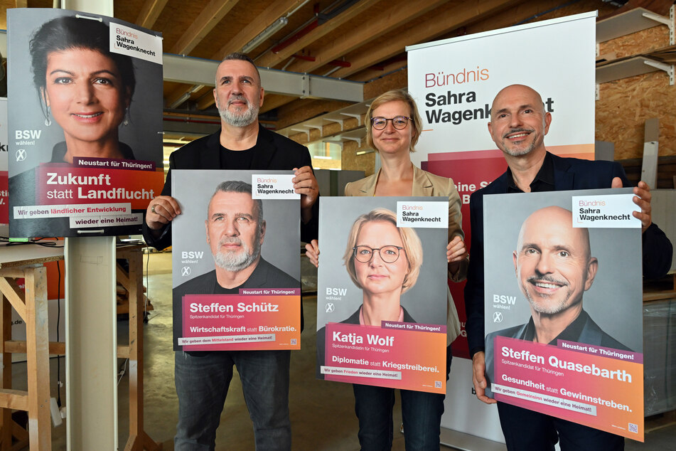 Die Landesvorsitzenden Katja Wolf (48, M.) und Steffen Schütz (l.) präsentieren mit Kandidat Steffen Quasebarth (54) bei der Vorstellung der Landtagswahlkampagne des BSW ihre Plakate.