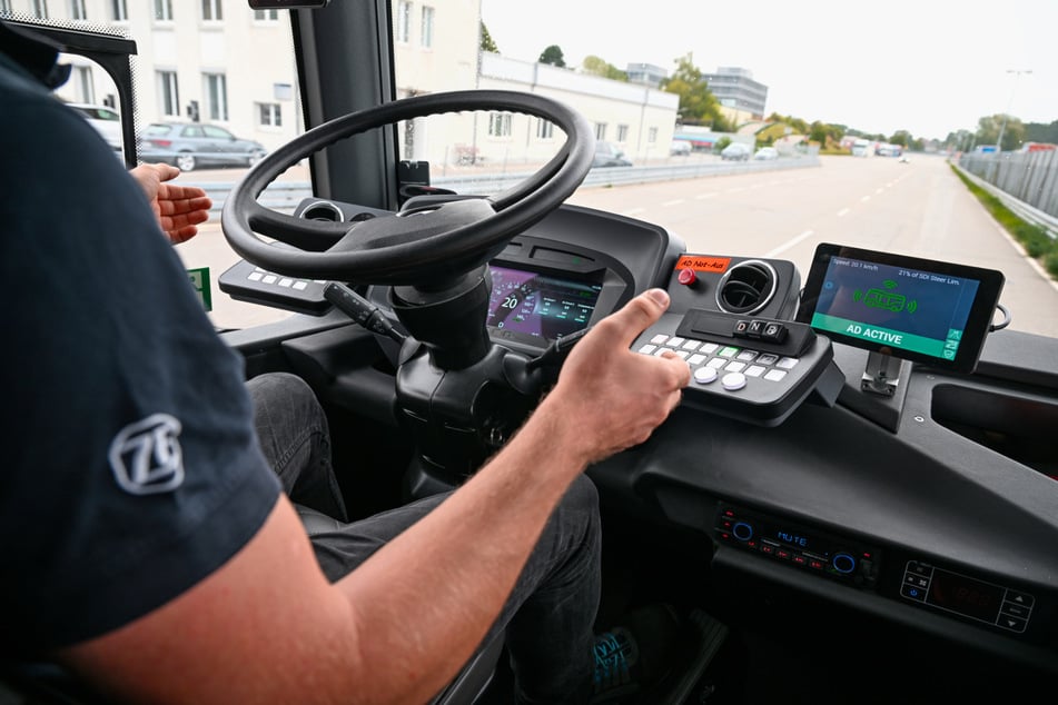 Ein Sicherheitsfahrer überprüft den Bus während der Fahrt.