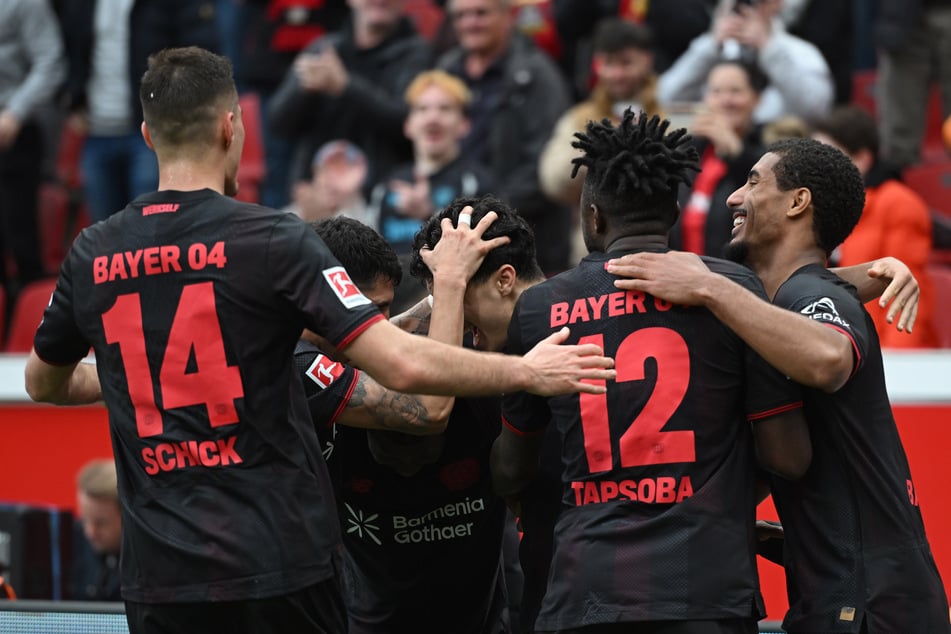 Die Spieler von Bayer 04 Leverkusen bejubeln den Treffer zum 5:3.