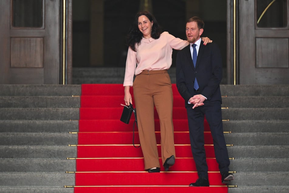 Gut gelaunt und fröhlich warteten Sachsens Ministerpräsident Michael Kretschmer und Ehefrau Annett Hofmann (49) auf dem roten Teppich in der Staatskanzlei auf die Ankunft des Präsidenten der Republik Estland.