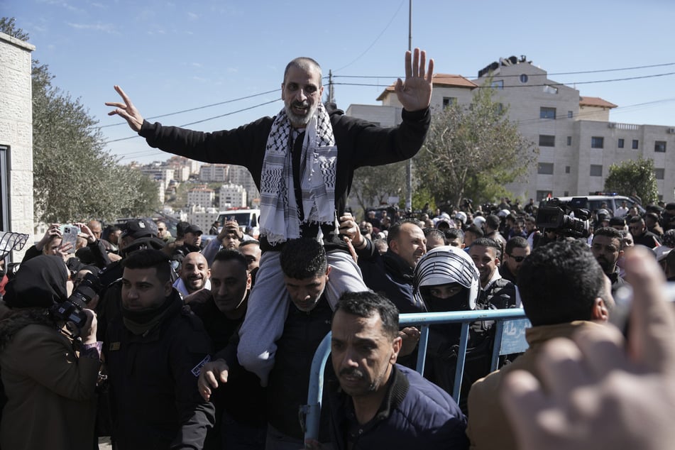 Unzählige Menschen warteten in Ramallah auf die palästinensischen Gefangenen.