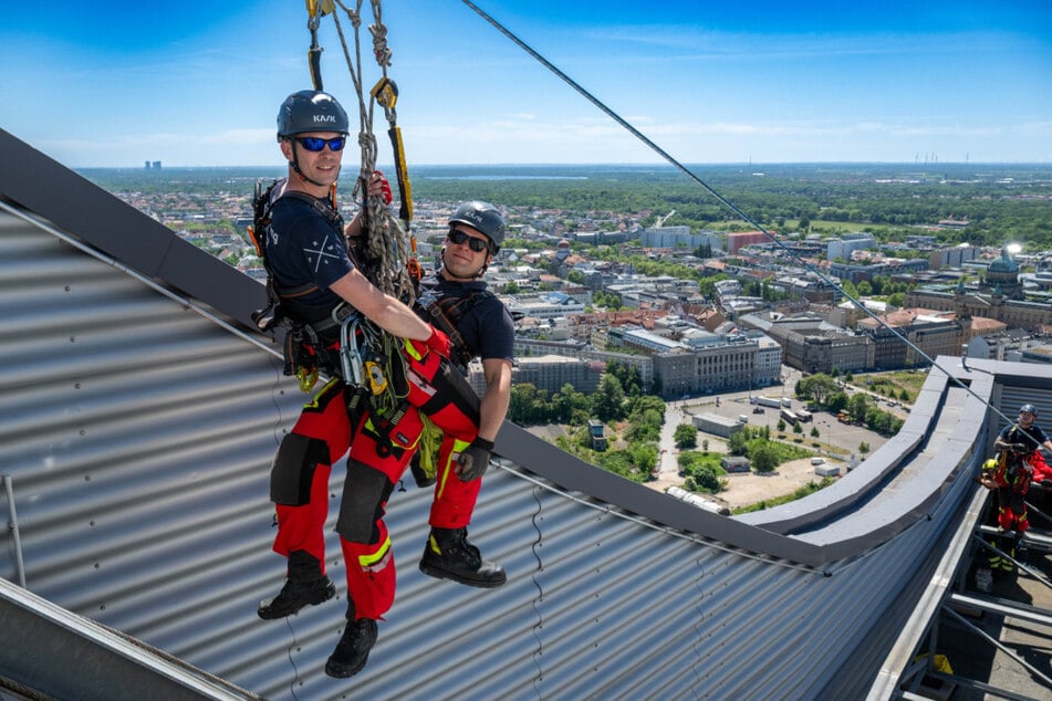 Dort übten die Höhenretter der Feuerwehr für den spektakulären Weltrekordversuch, der am 6. Juni stattfinden soll.