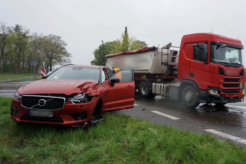 Crash in Lauta! Volvo-Fahrerin nimmt Sattelzug die Vorfahrt
