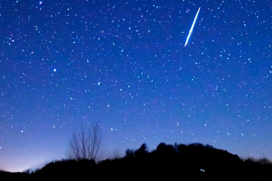 In den kommenden Nächten können Sternschnuppen-Fans eventuell Meteore am Nachthimmel über Deutschland erspähen. (Symbolbild)