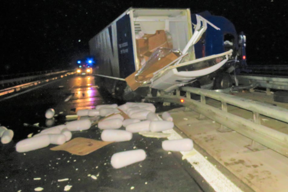 Unfall A81: Dönerspieße auf der Autobahn: 21-Tonnen-Lkw verliert jede Menge Fleisch