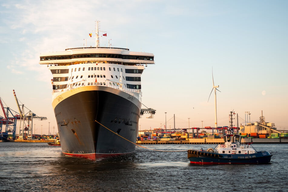 Die "Queen Mary 2" läuft am Morgen in den Hamburger Hafen ein.