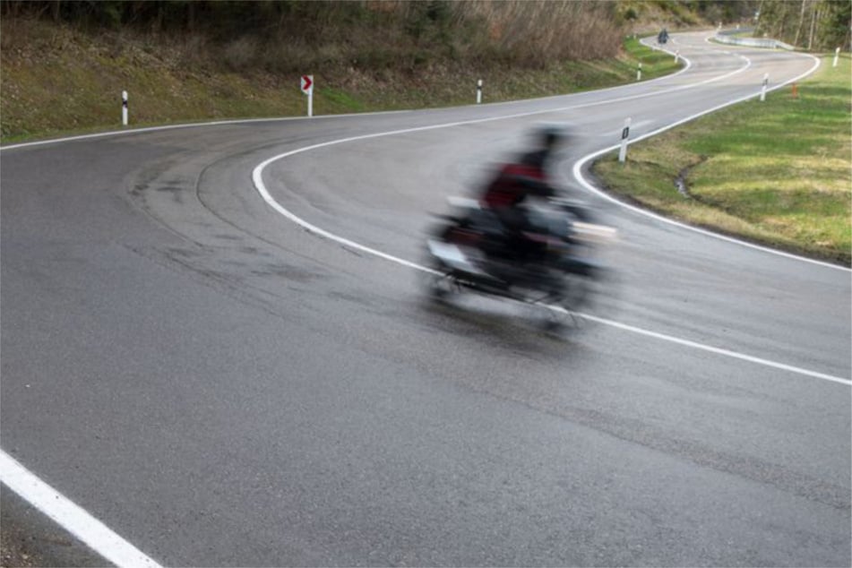 Gegen Leitplanke gekracht: Junger Motorradfahrer nach Unfall in Klinik
