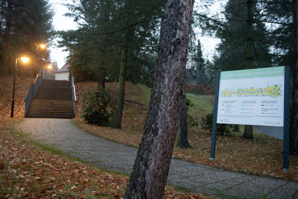 Zittau: Ein Schild steht auf dem Gelände des Krematoriums der Städtischen Dienstleistungs-GmbH Zittau Bestattungswesen.