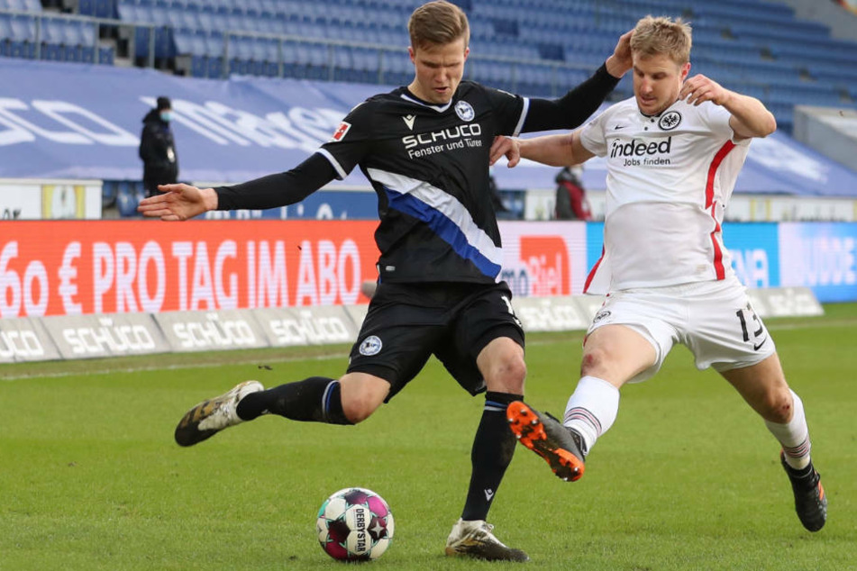 Martin Hinteregger (r.) gegen Fabian Kunze: Eintracht Frankfurts Abwehrchef ließ hinten zunächst wenig anbrennen.