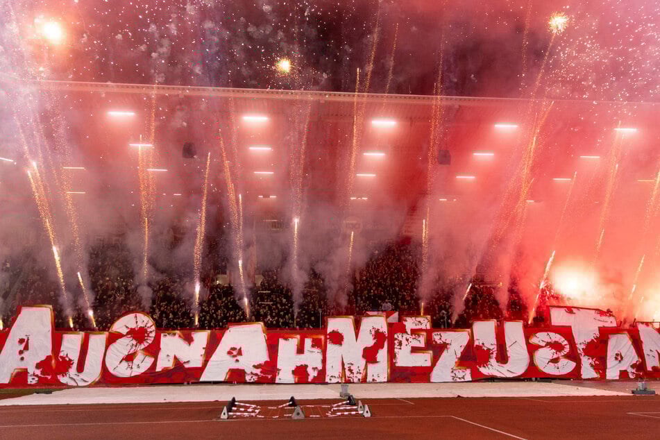 "Ausnahmezustand" steht auf einem Erfurter Banner. Wegen der massiv abgebrannten Pyrotechnik wurde das Spiel für kurze Zeit unterbrochen.