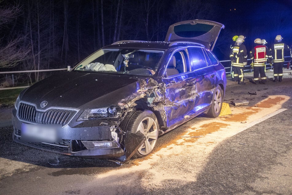 Der Skoda wurde im Seitenbereich schwer beschädigt.