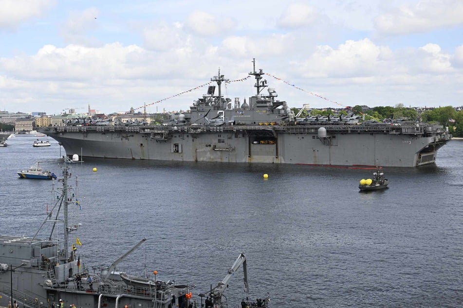 Das US-Marine-Schiff "USS Kearsarge", hier im Stockholmer Hafen, passierte am Dienstag zusammen mit der "USS Arlington" den Fehmarnbelt in Richtung Osten.
