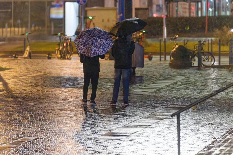 Die Menschen in Nordrhein-Westfalen haben den Regenschirm am Wochenende vorsichtshalber stets griffbereit.