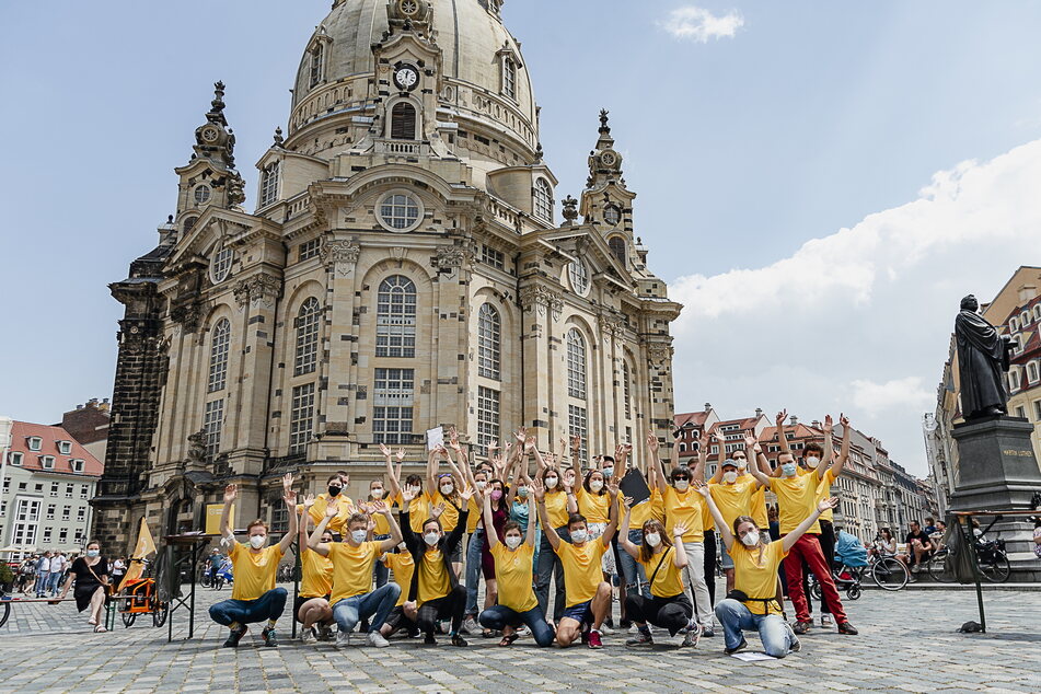 Das Team von "DresdenZero" feiert die Entscheidung des Stadtrates. Das Foto zeigt die engagierten Mitglieder bei ihrer Auftaktaktion im Jahre 2021.