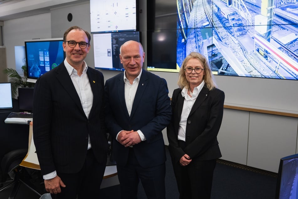 Berlins Regierender Bürgermeister Kai Wegner (53, CDU, m.) sagte, dass "Sicherheit und Sauberkeit im Öffentlichen Personennahverkehr von größter Bedeutung in Berlin" seien.